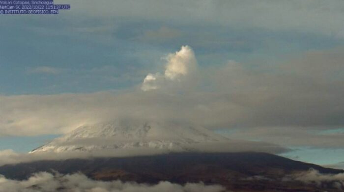 Volcán Cotopaxi con emisión de gases y vapor de agua este 22 de octubre