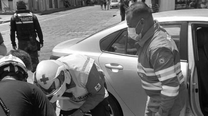 Conductor herido choca auto en Cuenca, tras ataque armado