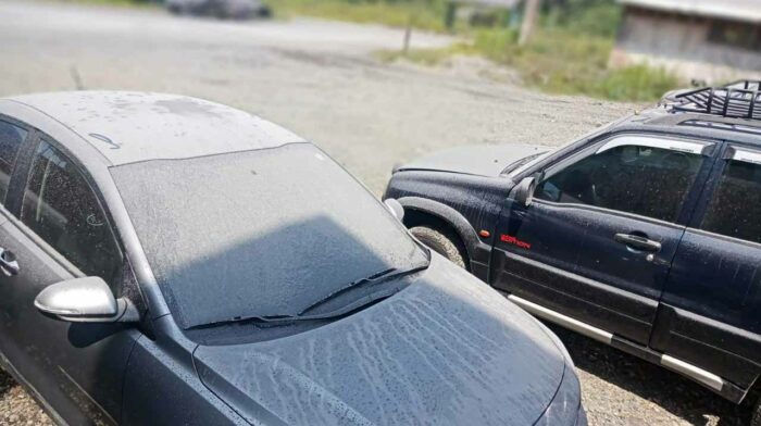 Ceniza del volcán Reventador cae en zonas del cantón El Chaco