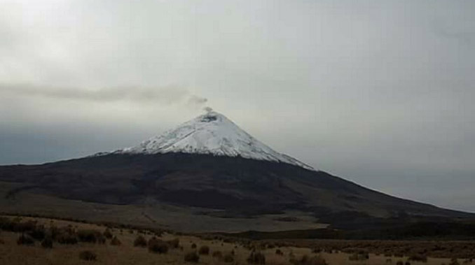 Parte del glaciar del volcán Cotopaxi está cubierto de ceniza