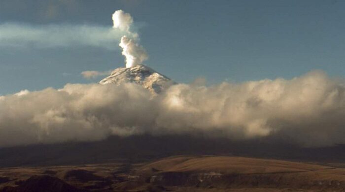 Volcán Cotopaxi emana vapor y gases este 25 de noviembre