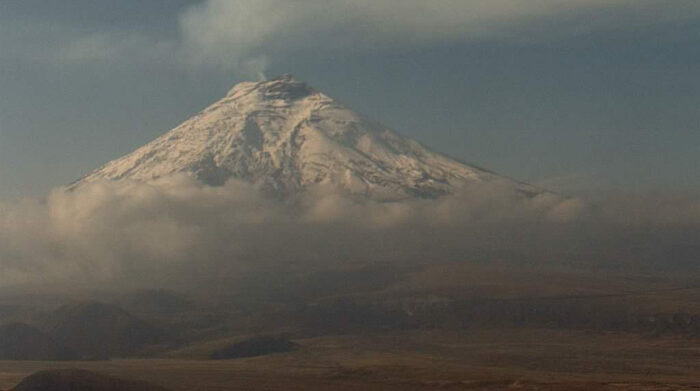 Sobrevuelo en el volcán Cotopaxi deja ver emisión de vapor y gases