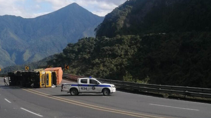 Tráiler volcado provoca cierre de un carril en la vía Alóag – Santo Domingo