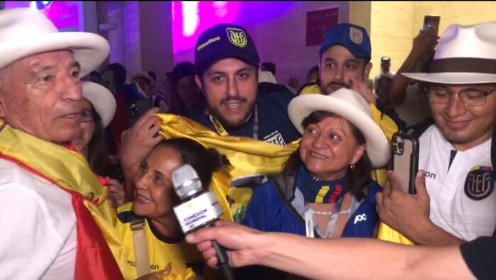 Hinchas de Ecuador hicieron un banderazo en Doha, antes del Mundial de Qatar