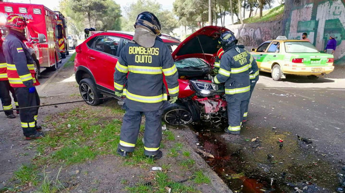 Vehículo cayó del puente en la avenida Eloy Alfaro