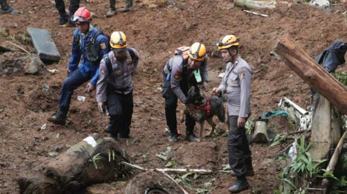 Niño de Indonesia, Azka, fue rescatado tras 2 días bajo los escombros