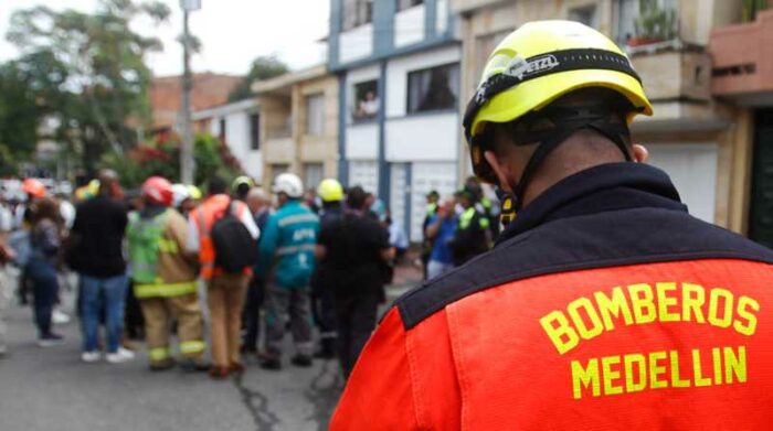 Una avioneta cae en un barrio de Medellín, mueren 8 personas