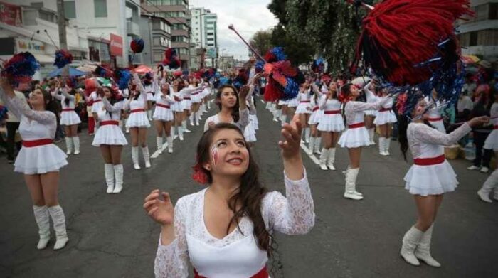 Las Fiestas de Quito inician con dos desfiles en el norte y sur