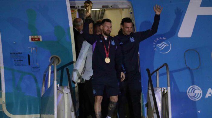 Lionel Messi llega a la Argentina en medio de un multitudinario recibimiento