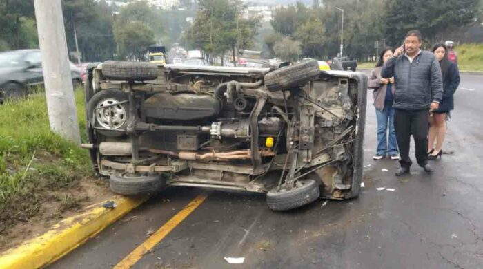 Siniestros complican el tránsito en la avenida Simón Bolívar, en Quito