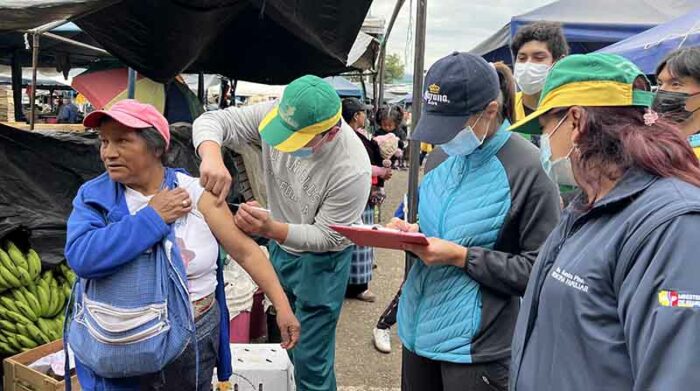 Contagios de covid-19 y hospitalizaciones aumentan en Cuenca y Loja