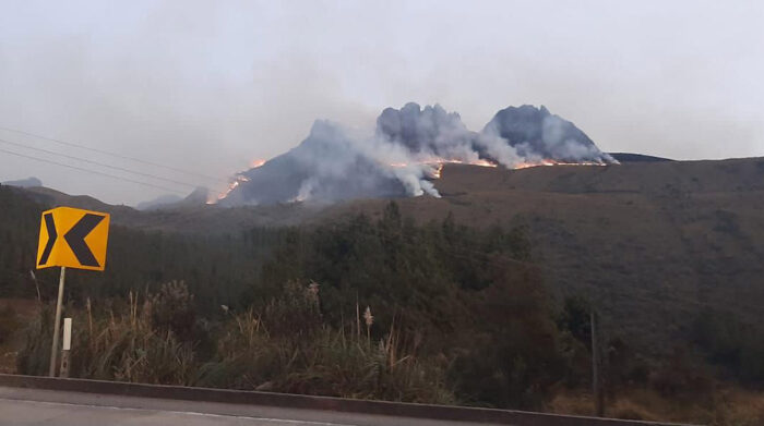 Incendio forestal afecta a zona del Parque Nacional Cajas