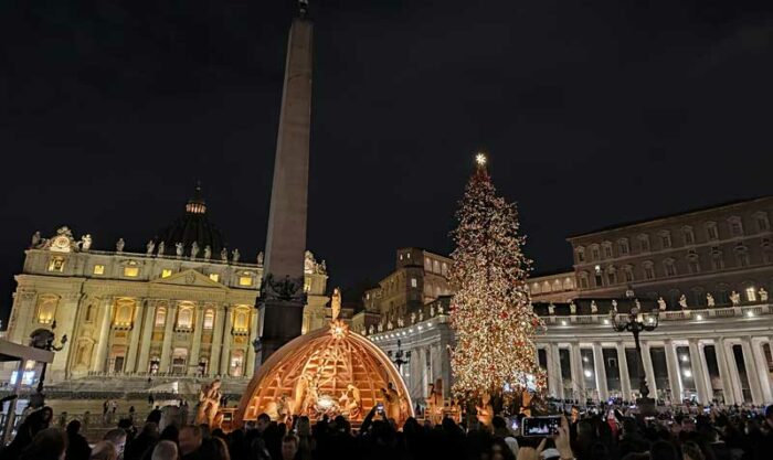 El Vaticano inaugura su belenes y enciende su árbol de Navidad