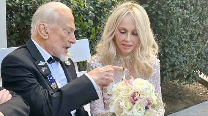 El astronauta Buzz Aldrin celebra su cuarto matrimonió a los 93 años