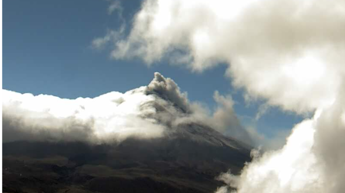 Volcán Cotopaxi registra una emisión con carga baja de ceniza