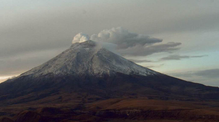 Nube de gas y vapor se registra en el volcán Cotopaxi