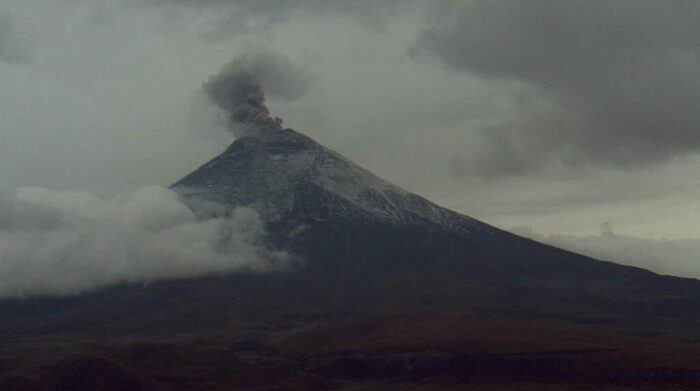 Volcán Cotopaxi emite nube de ceniza este 18 de enero