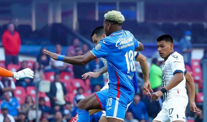 Michael Estrada fue expulsado en cinco minutos con Cruz Azul