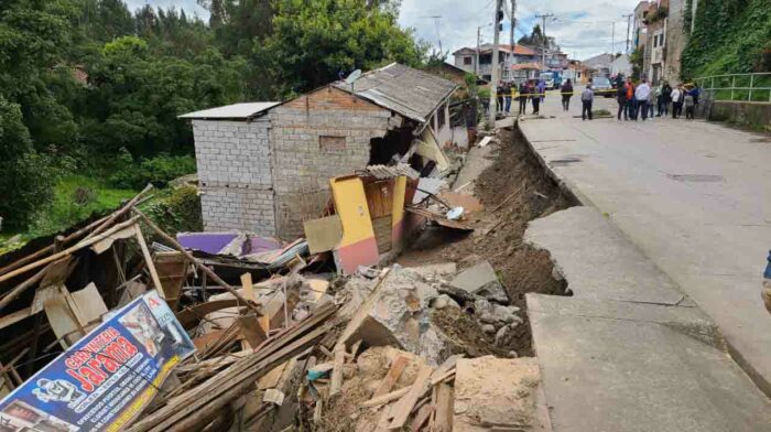 Cinco familias perdieron sus casas tras colapso de muros, en Cuenca