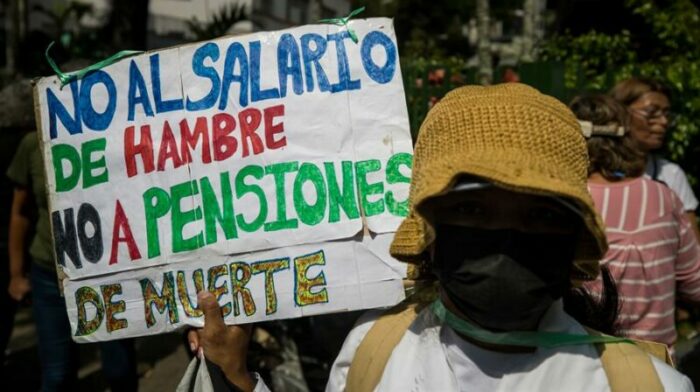 Empleados públicos mantienen protestas por aumento de salario en Venezuela