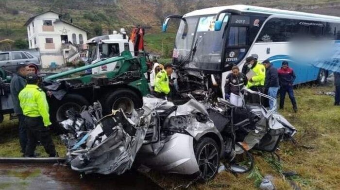 Colisión de bus y auto en Ambato dejó un muerto