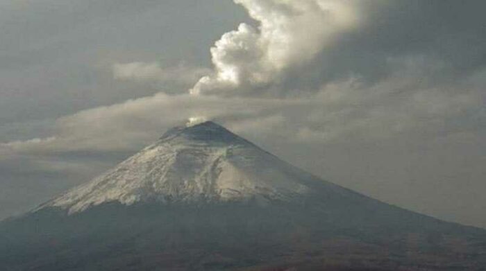 Volcán Cotopaxi emite vapor y gases a 1 500 metros de altura