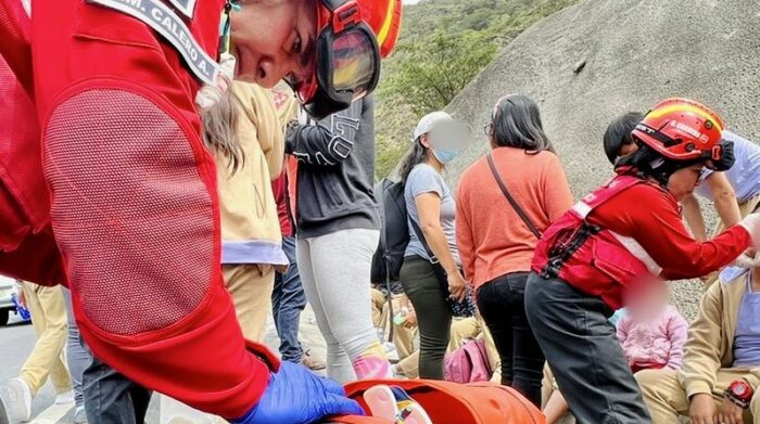 Estudiantes afectados son atendidos en la vía, tras choque en Guayllabamba