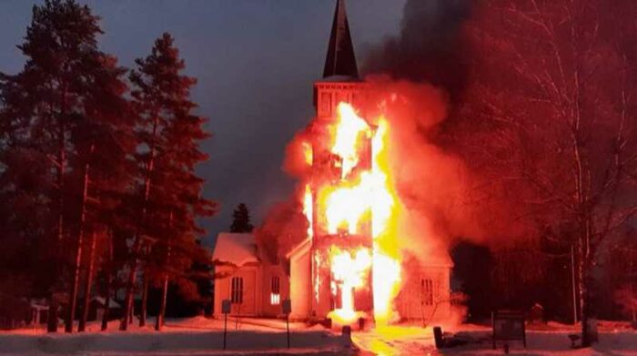 Prenden fuego a una iglesia en Finlandia con los fieles dentro