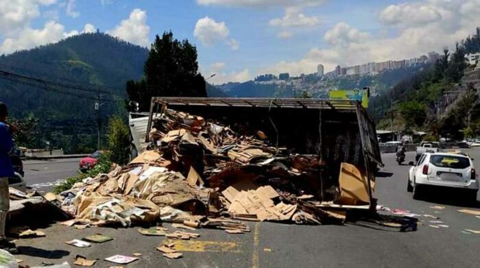 Accidente de transito en la avenida Simón Bolívar, en Quito