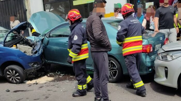 Siniestro múltiple de autos en Solanda deja 4 afectados en el sur de Quito