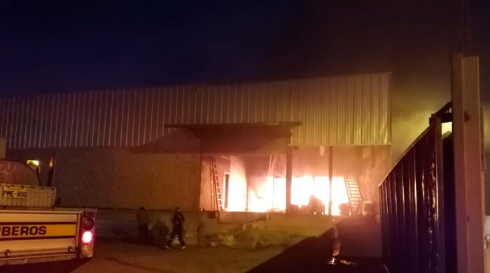 Incendio estructural se registró en una fábrica de La Merced, en Quito