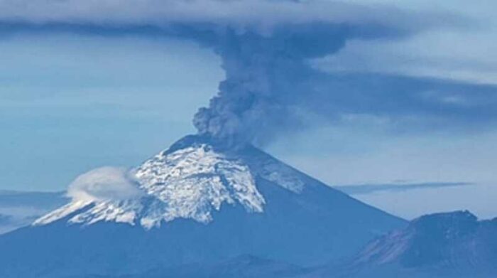 Video capta al volcán Cotopaxi con alta emisión de ceniza