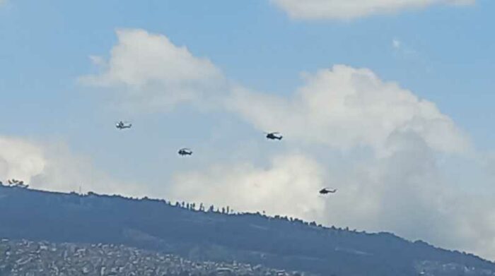 Helicópteros de las Fuerzas Armadas sobrevuelan en Quito este viernes 24 de febrero de 2023