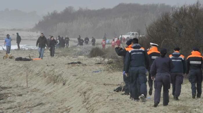 Naufragio en la costa de Italia deja 40 migrantes muertos