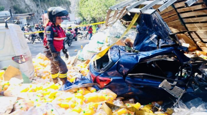 Un camión volcado en la avenida Simón Bolívar