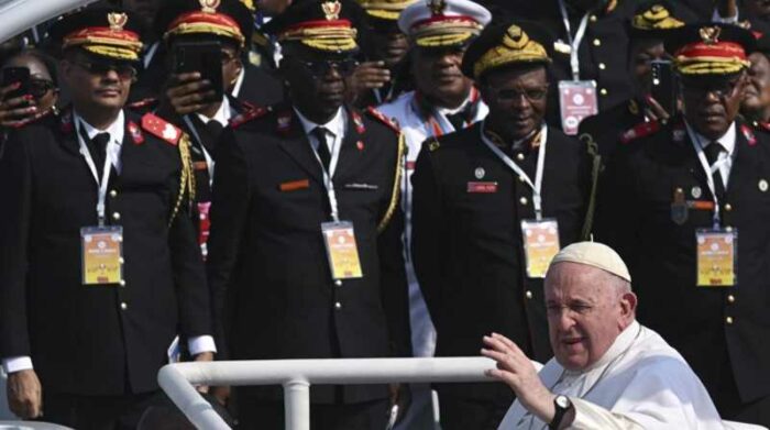 El papa en el Congo arremetió contra los que se enriquecen con recursos ‘manchados de sangre’