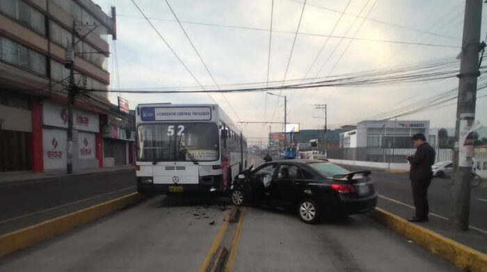 Auto impacta contra Trolebús en carril exclusivo en El Recreo, sur de Quito