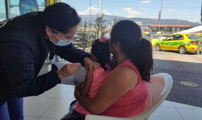 En dos estaciones del Metro de Quito se vacuna contra el covid-19