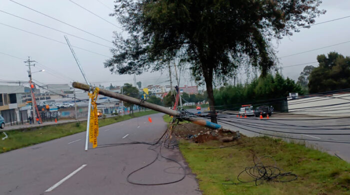 Autos impactan contra postes de luz, en Quito