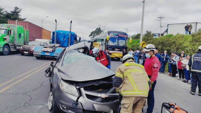 Choque de bus interprovincial deja un auto reducido a la mitad en curva de Santa Rosa