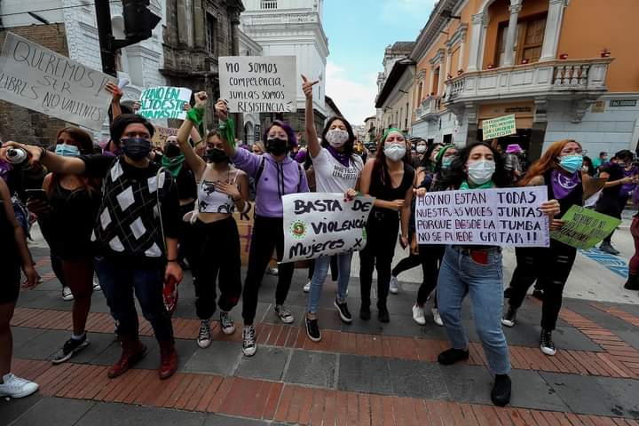 Mujeres salieron a marchar en las calles de varias capitales de provincias del Ecuador