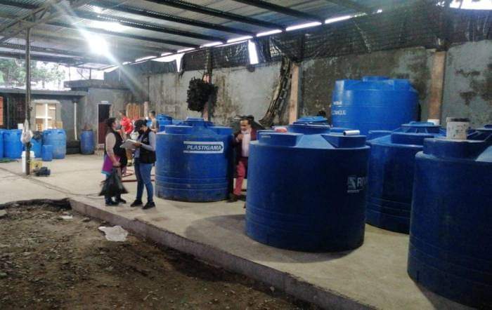 Autoridades de Santo domingo decomisan alcohol adulterado