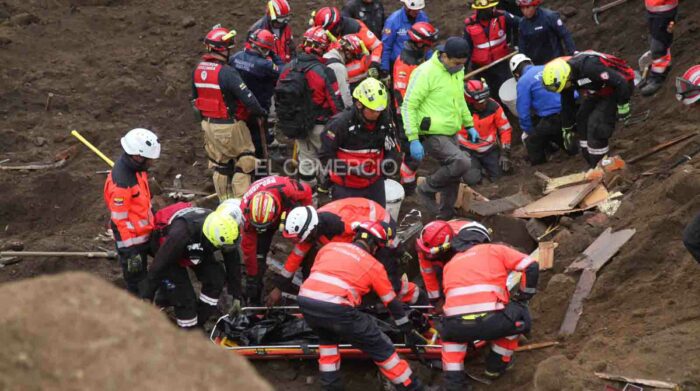 Bomberos rescatan cuerpo de una niña en Alausí; cifra de fallecidos aumenta