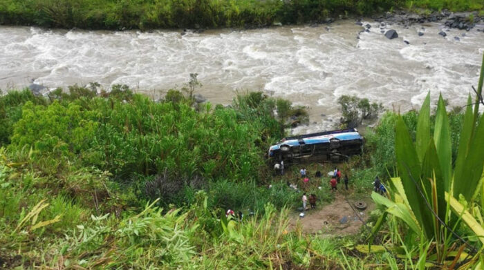 Bus con pasajeros cae por un barranco en Cotacachi, Imbabura