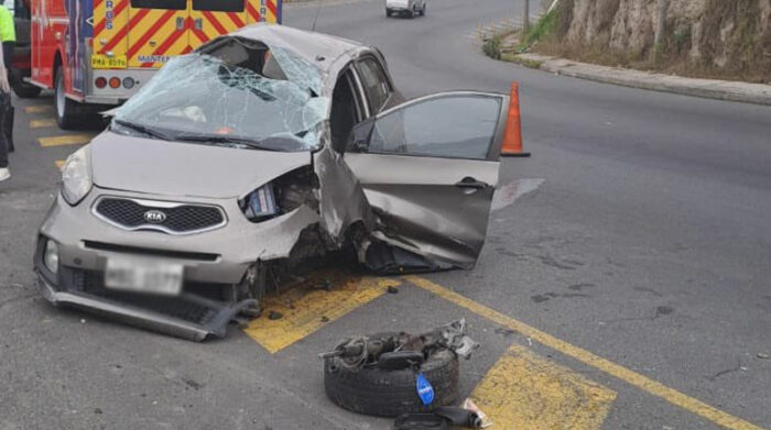 Llanta se desprende de auto, luego de choque en av. Simón Bolívar