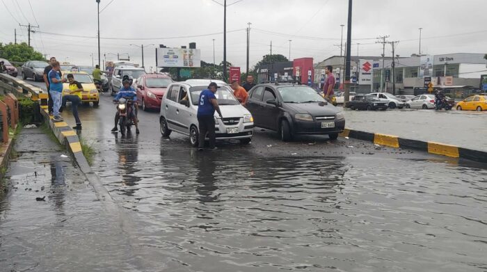 Vehículos quedaron atrapados en puentes y avenidas de Guayaquil por inundaciones tras fuerte lluvia