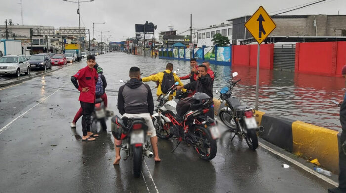 Más de 23 000 afectados y 21 fallecidos por invierno en Ecuador