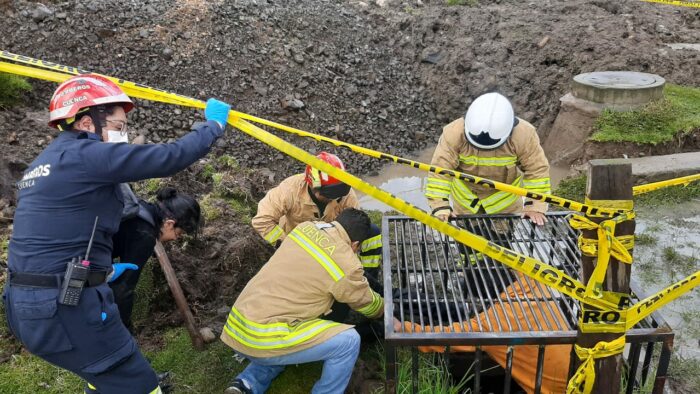 Rescatan cuatro menores de una quebrada de Cuenca, hay otro desaparecido