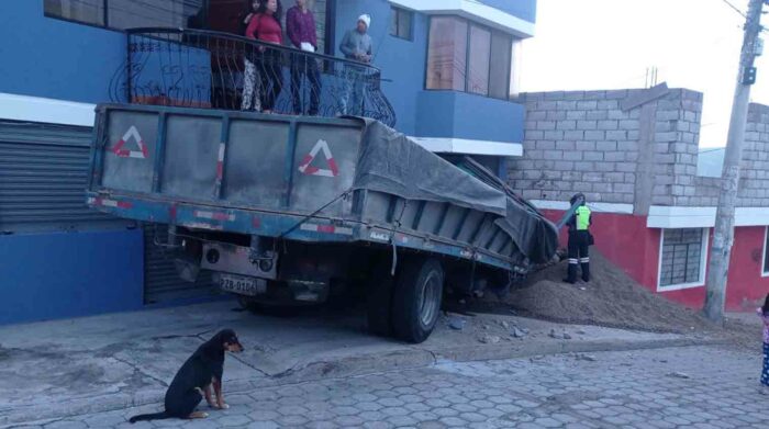 Camión se estrella contra vivienda en la Mitad del Mundo