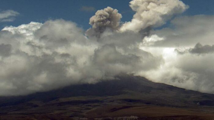 Volcán Cotopaxi emite nube de ceniza este lunes 3 de abril